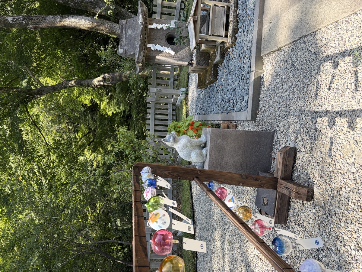 色とりどりのガラスの風鈴と猫の石像