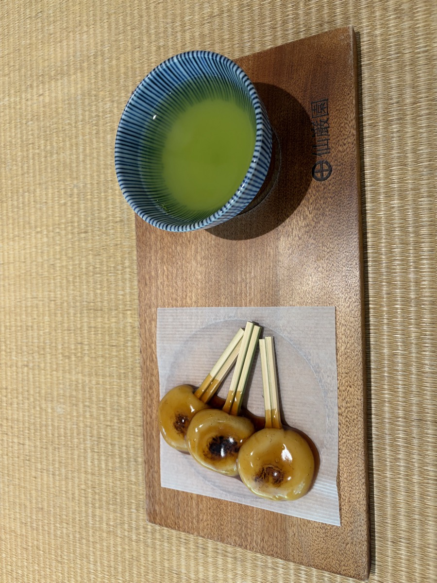 両棒餅（ぢゃんぼもち）とお茶