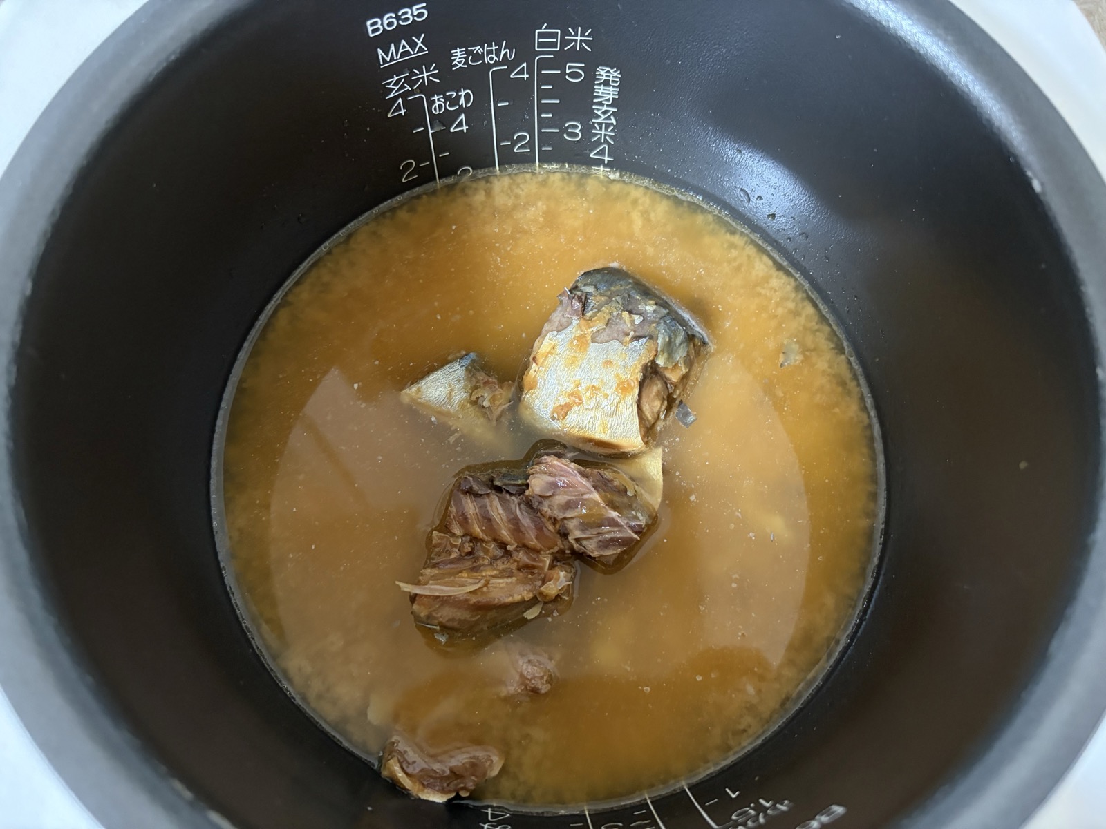 鯖の身を入れて炊き上げた炊き込みご飯
