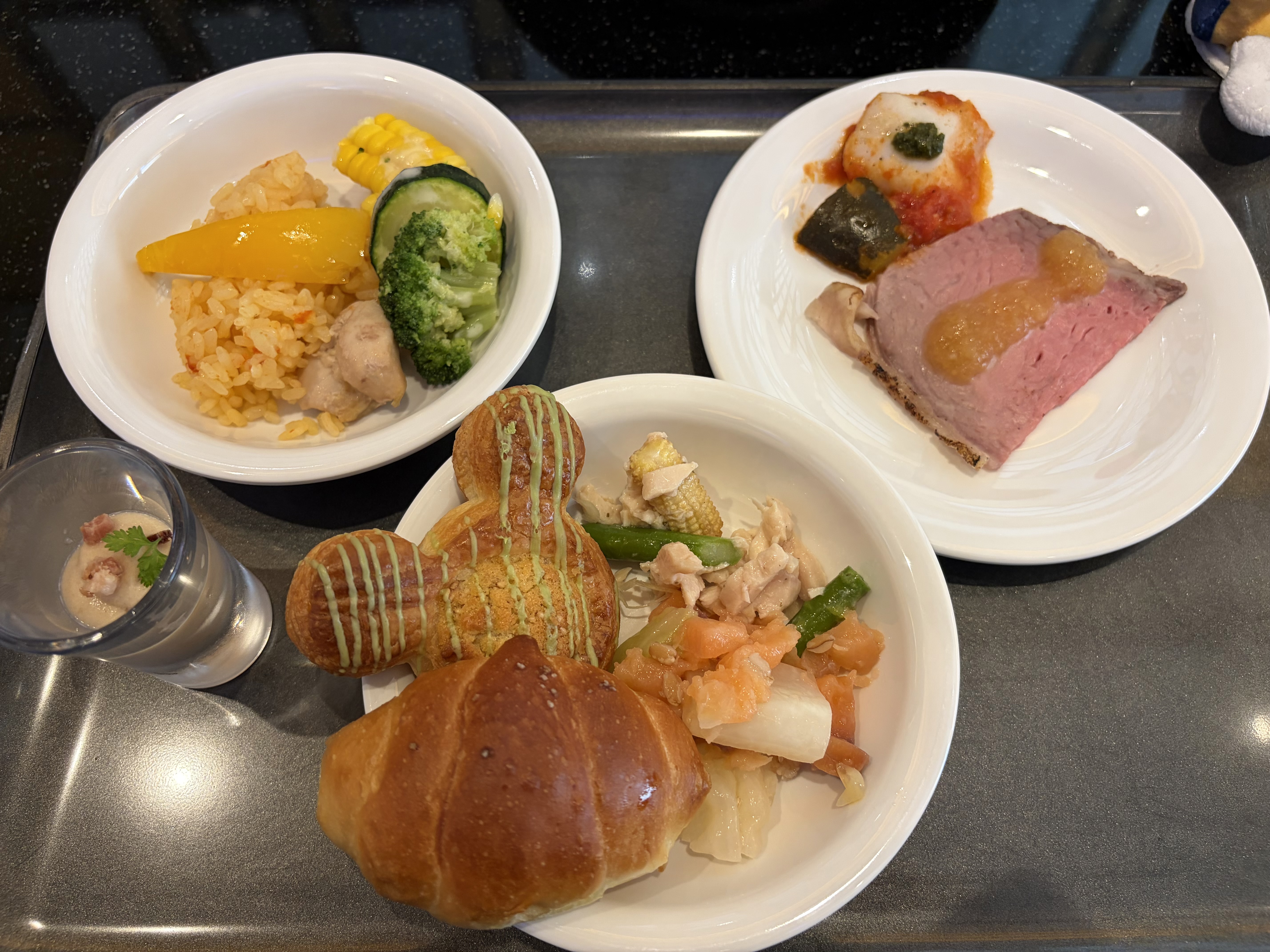 ブッフェ料理 ミッキーパンとローストビーフ