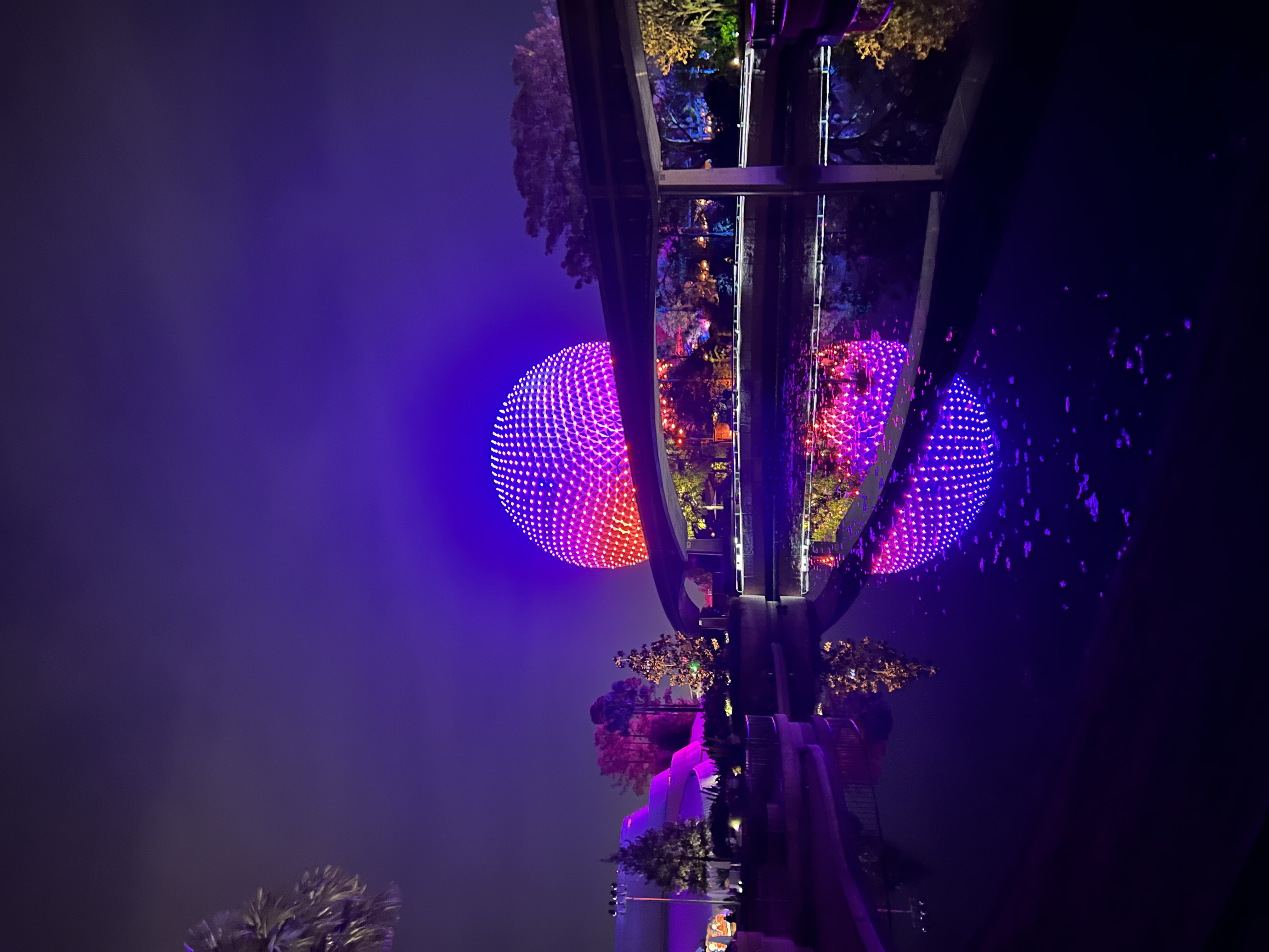 夜のライトアップしたSpaceship Earth